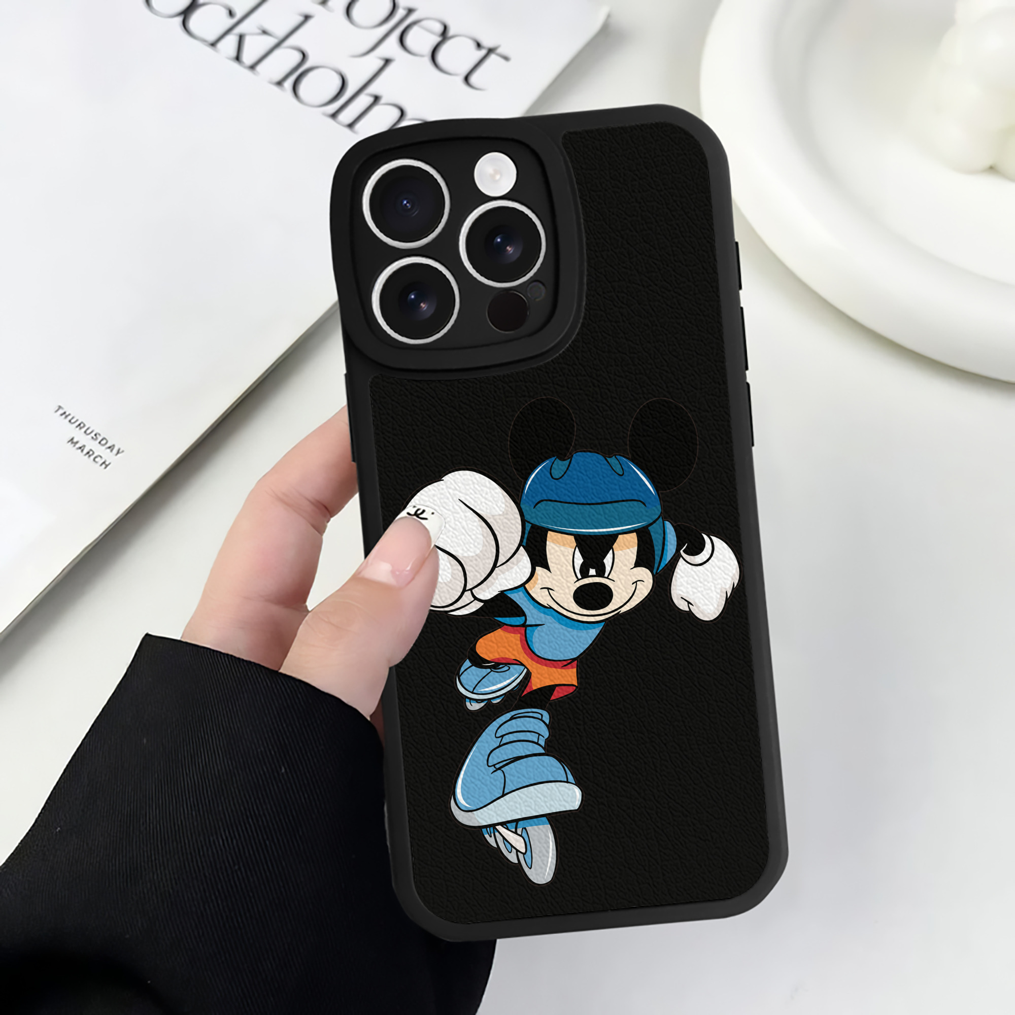 （画像用） ミッキーマウス Mickey Mouse 【iPhone 16シリーズ対応】シリコンスマホケース（レザー調） 材質：シリコン